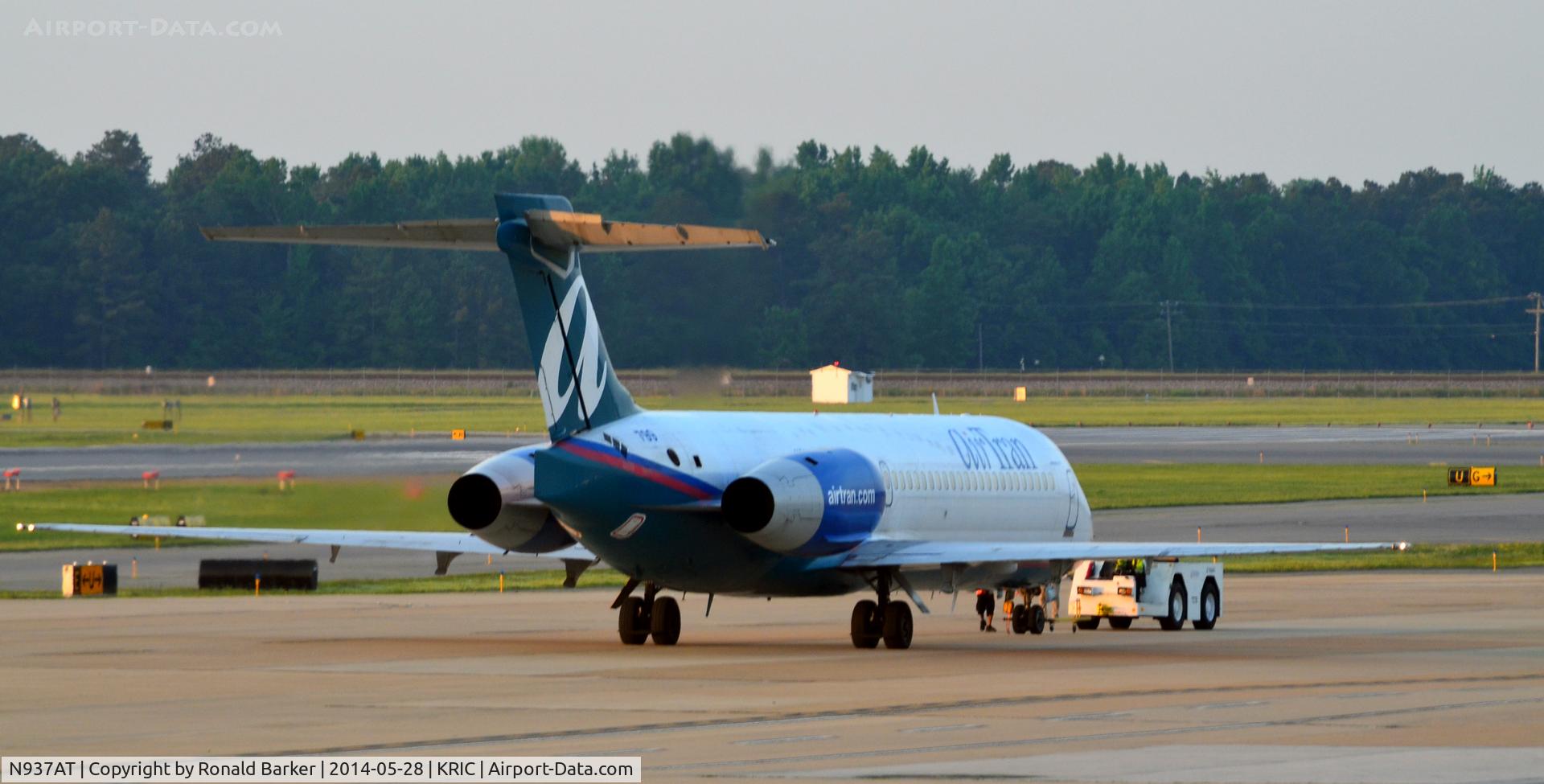 N937AT, 2001 Boeing 717-200 C/N 55091, Taxi Richmond