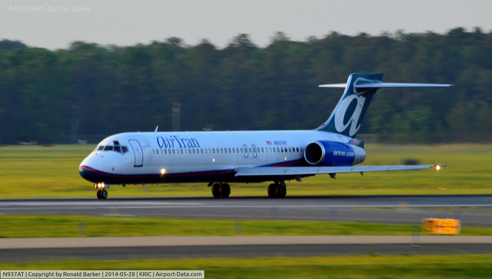 N937AT, 2001 Boeing 717-200 C/N 55091, Takeoff roll Richmond