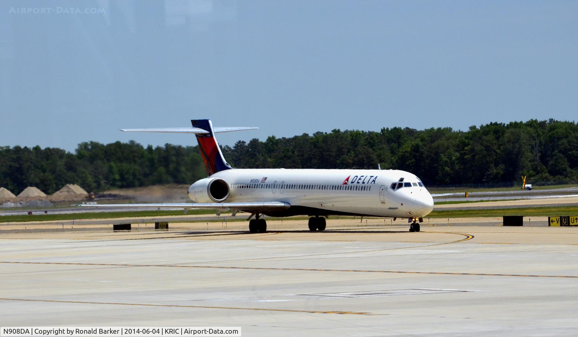 N908DA, 1995 McDonnell Douglas MD-90-30 C/N 53388, Taxi Richmond