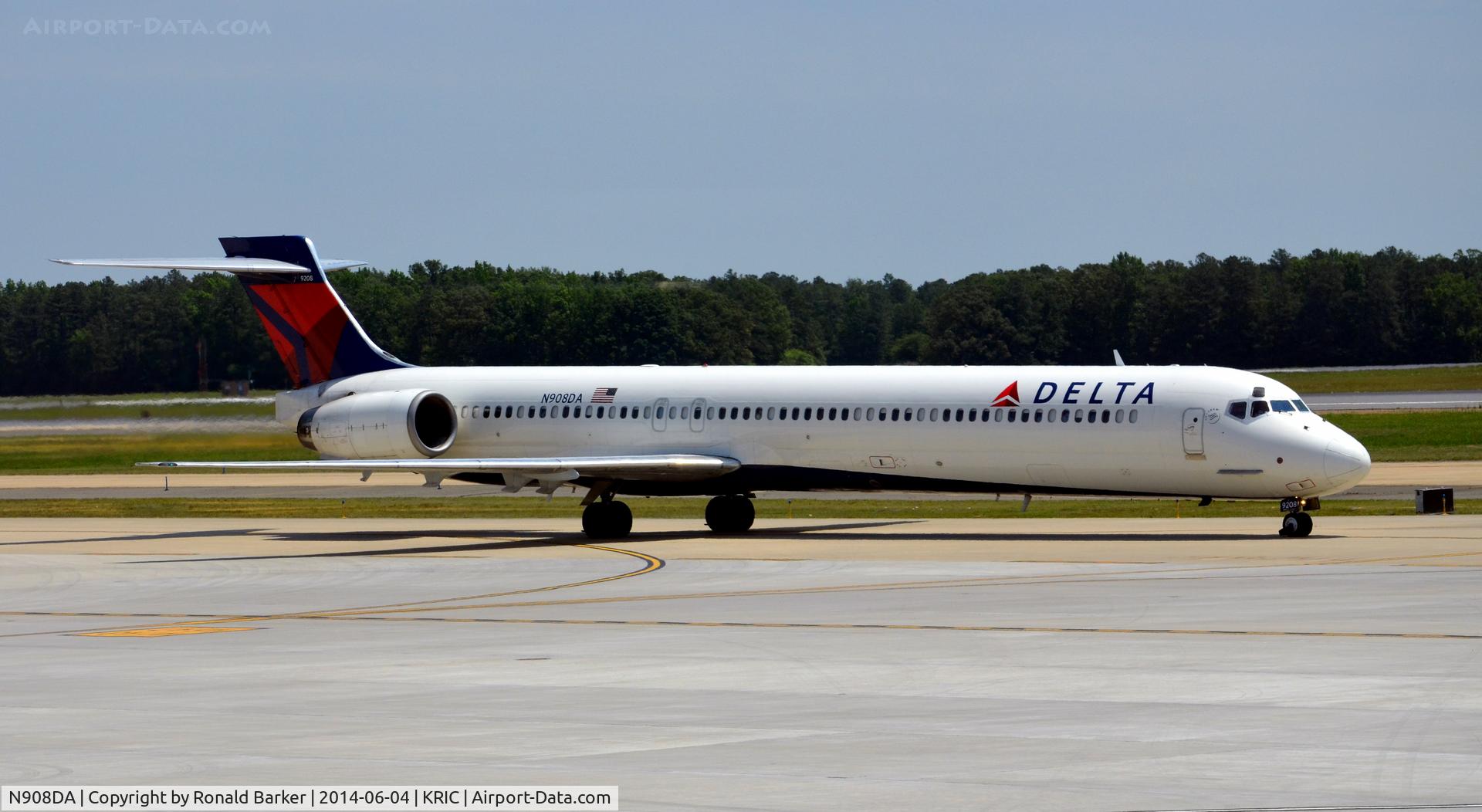 N908DA, 1995 McDonnell Douglas MD-90-30 C/N 53388, Taxi Richmond