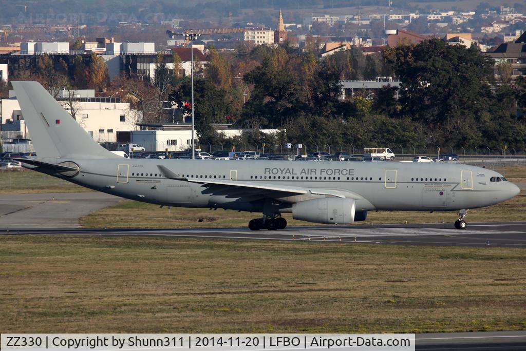 ZZ330, 2009 Airbus KC2 Voyager (A330-243MRTT) C/N 1046, Lining up rwy 14L for departure...
