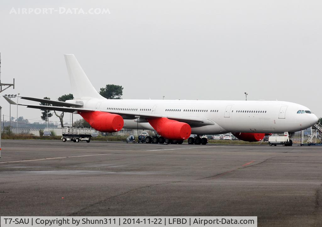 T7-SAU, 2004 Airbus A340-541 C/N 563, Stored in all white c/s without titles... Ex. Singapore Airlines as 9V-SGE