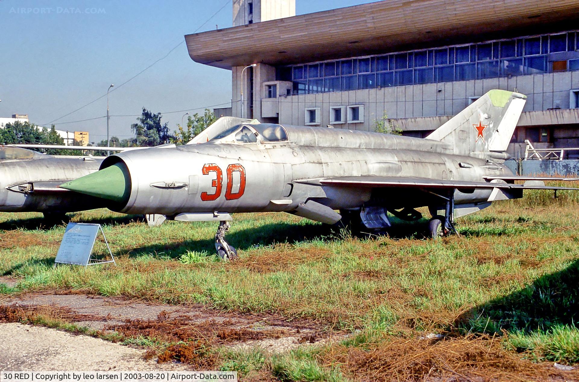 30 RED, 1965 Mikoyan-Gurevich MiG-21R C/N 030AT22, Khodinka Moscow 20.8.03