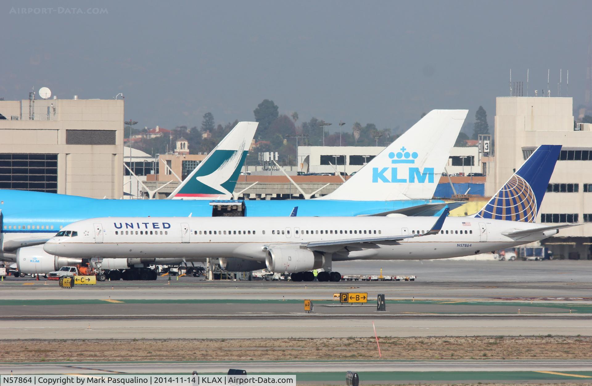 N57864, 2001 Boeing 757-33N C/N 32588, Boeing 757-300