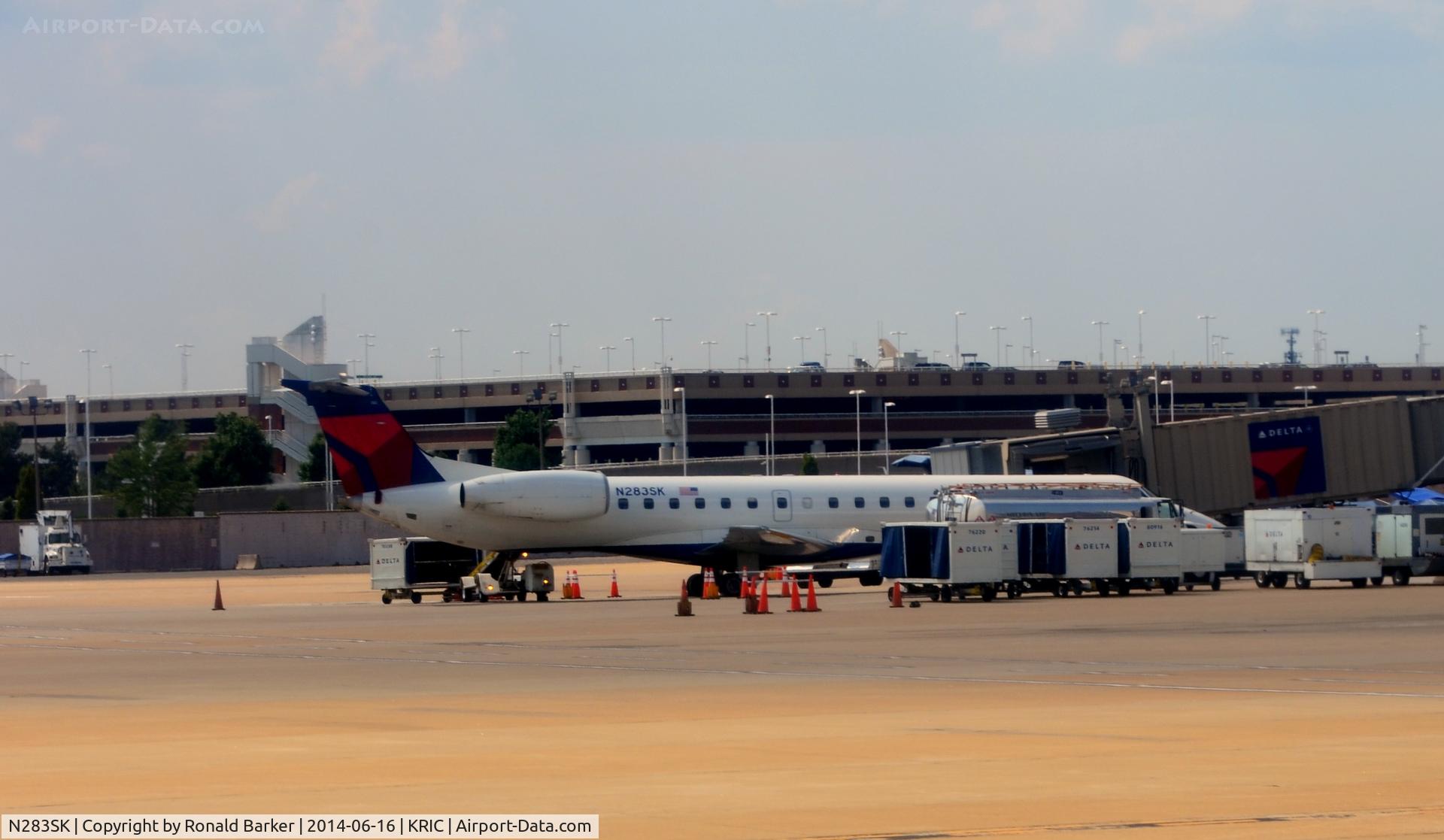N283SK, 2001 Embraer ERJ-145LR (EMB-145LR) C/N 145424, At the gate Richmond