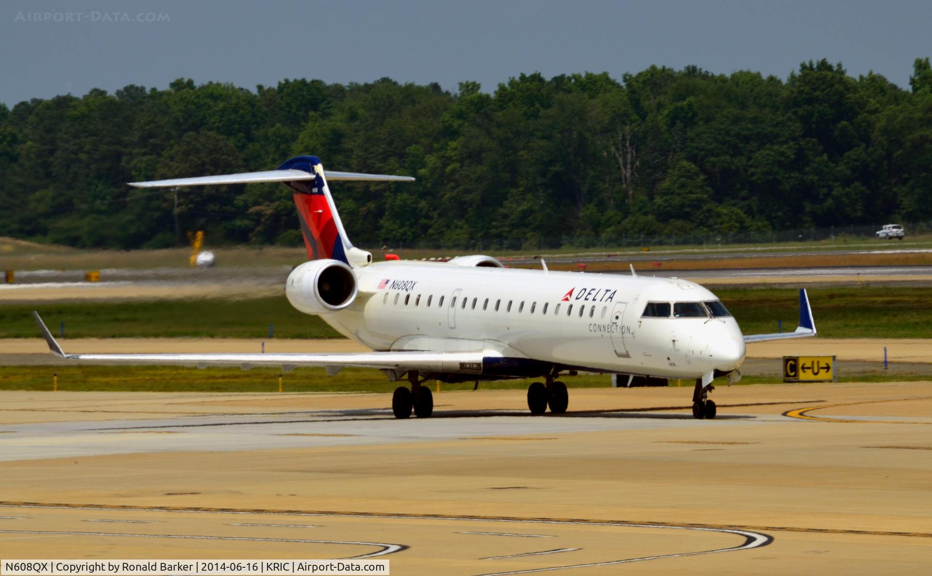 N608QX, 2001 Bombardier CRJ-701 (CL-600-2C10) Regional Jet C/N 10026, Taxi Richmond
