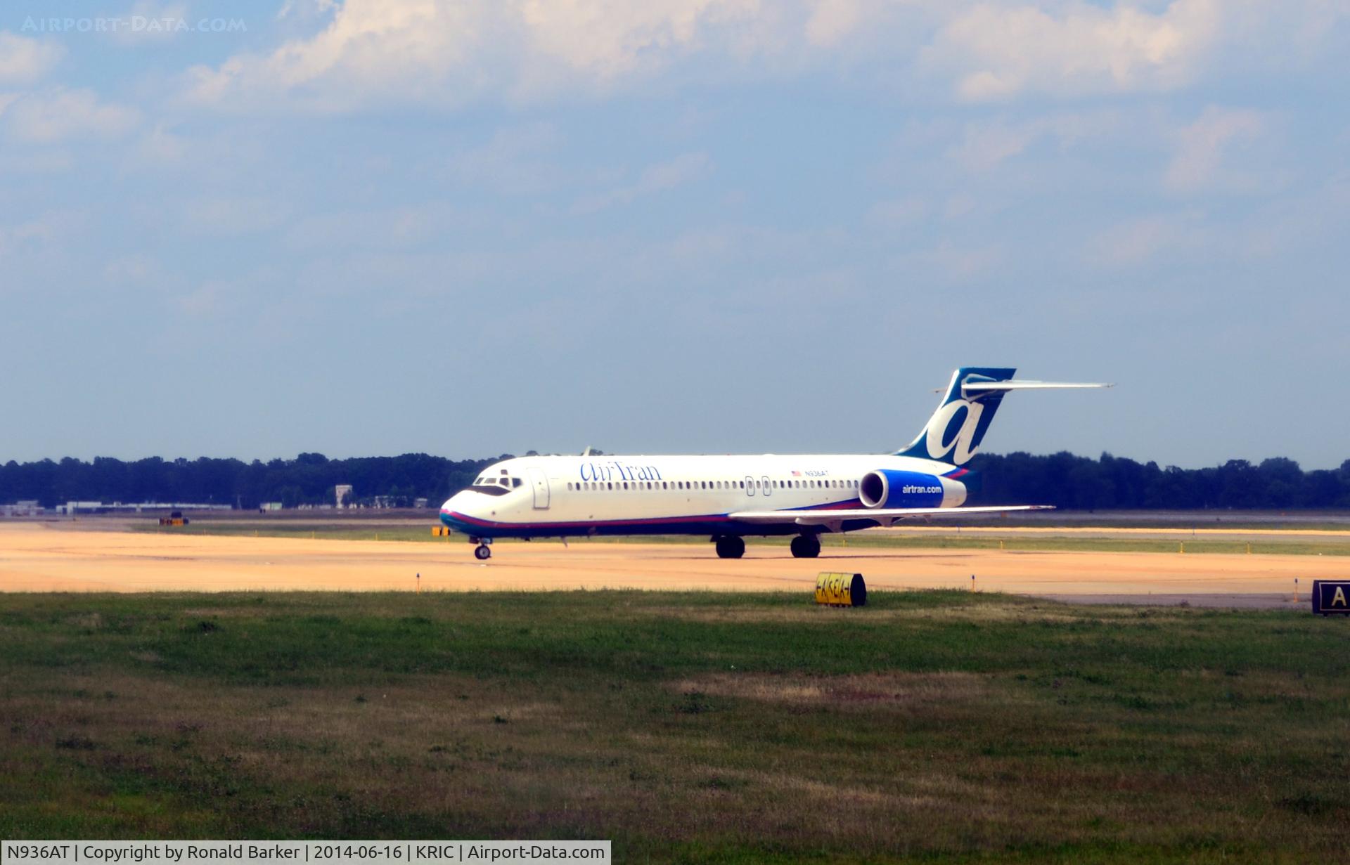 N936AT, 1999 Boeing 717-200 C/N 55058, Taxi Richmond