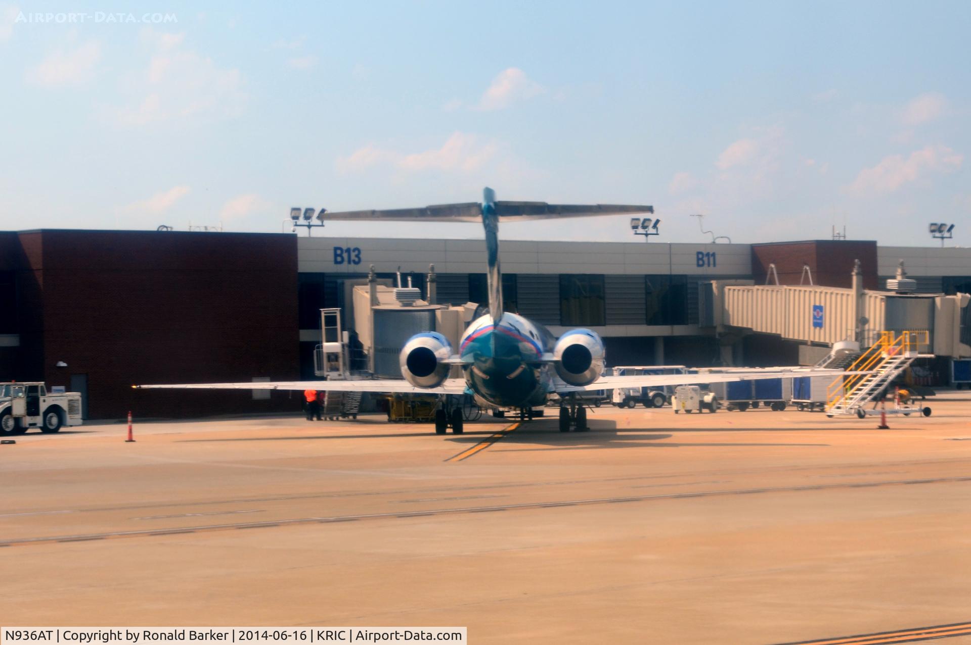 N936AT, 1999 Boeing 717-200 C/N 55058, Taxi Richmond