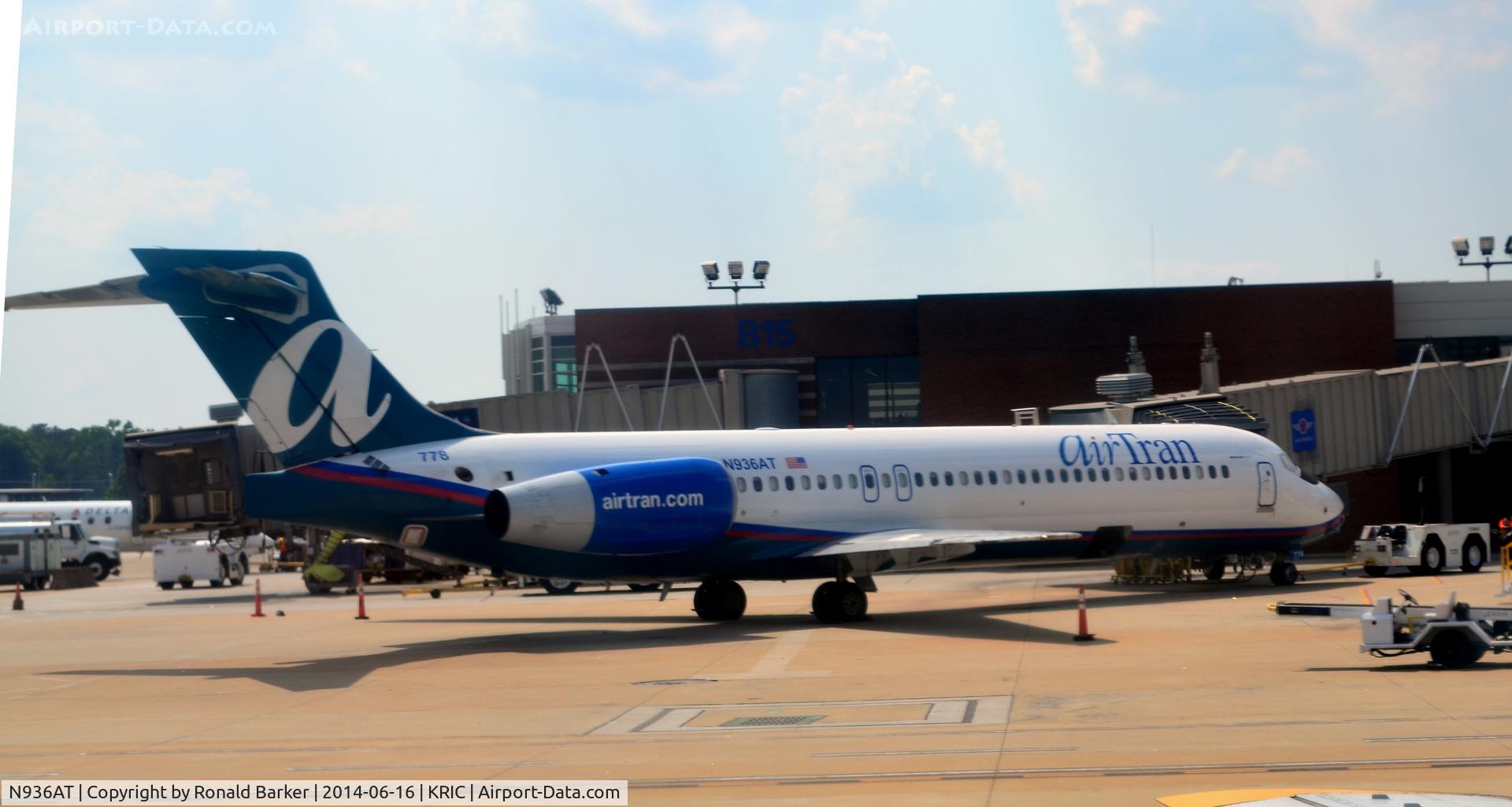 N936AT, 1999 Boeing 717-200 C/N 55058, At the gate Richmond