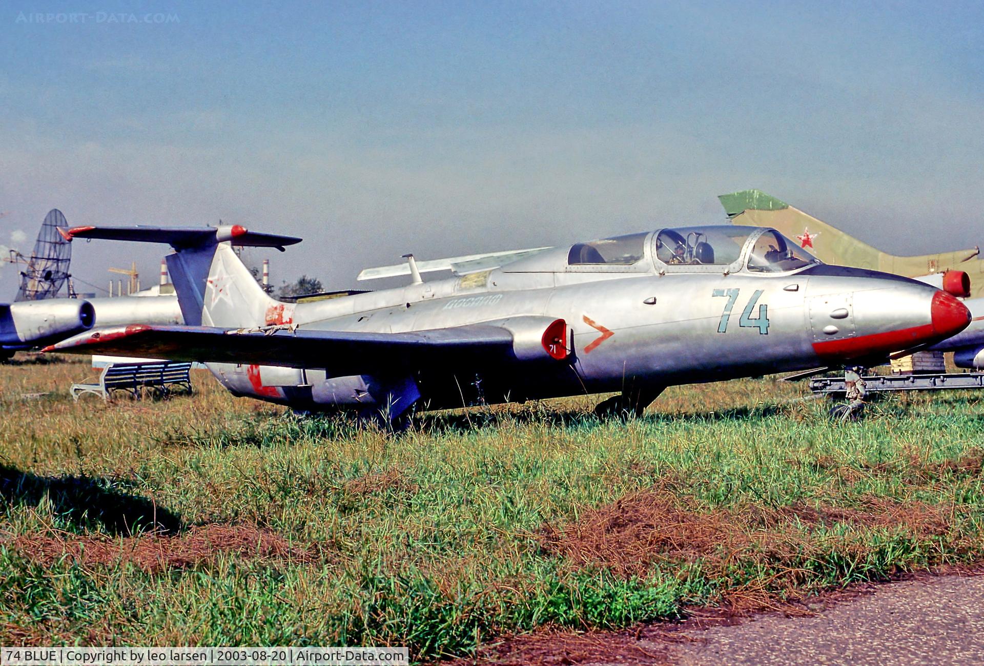 74 BLUE, 1962 Aero L-29 Delfin C/N 295106, Khodinka Moscow 20.8.03
