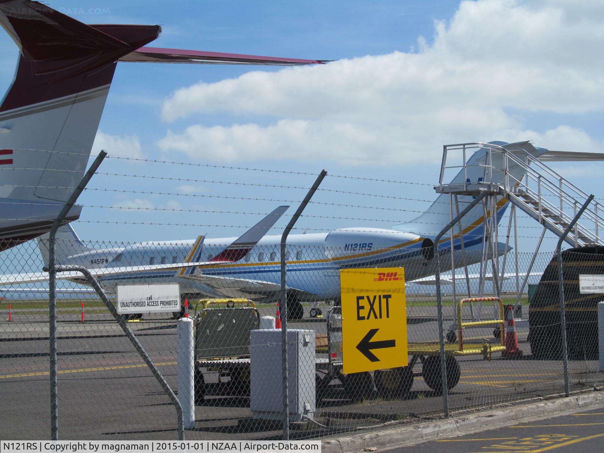 N121RS, 2006 Bombardier BD-700-1A10 Global Express C/N 9203, Rather crappy photo of biz at 