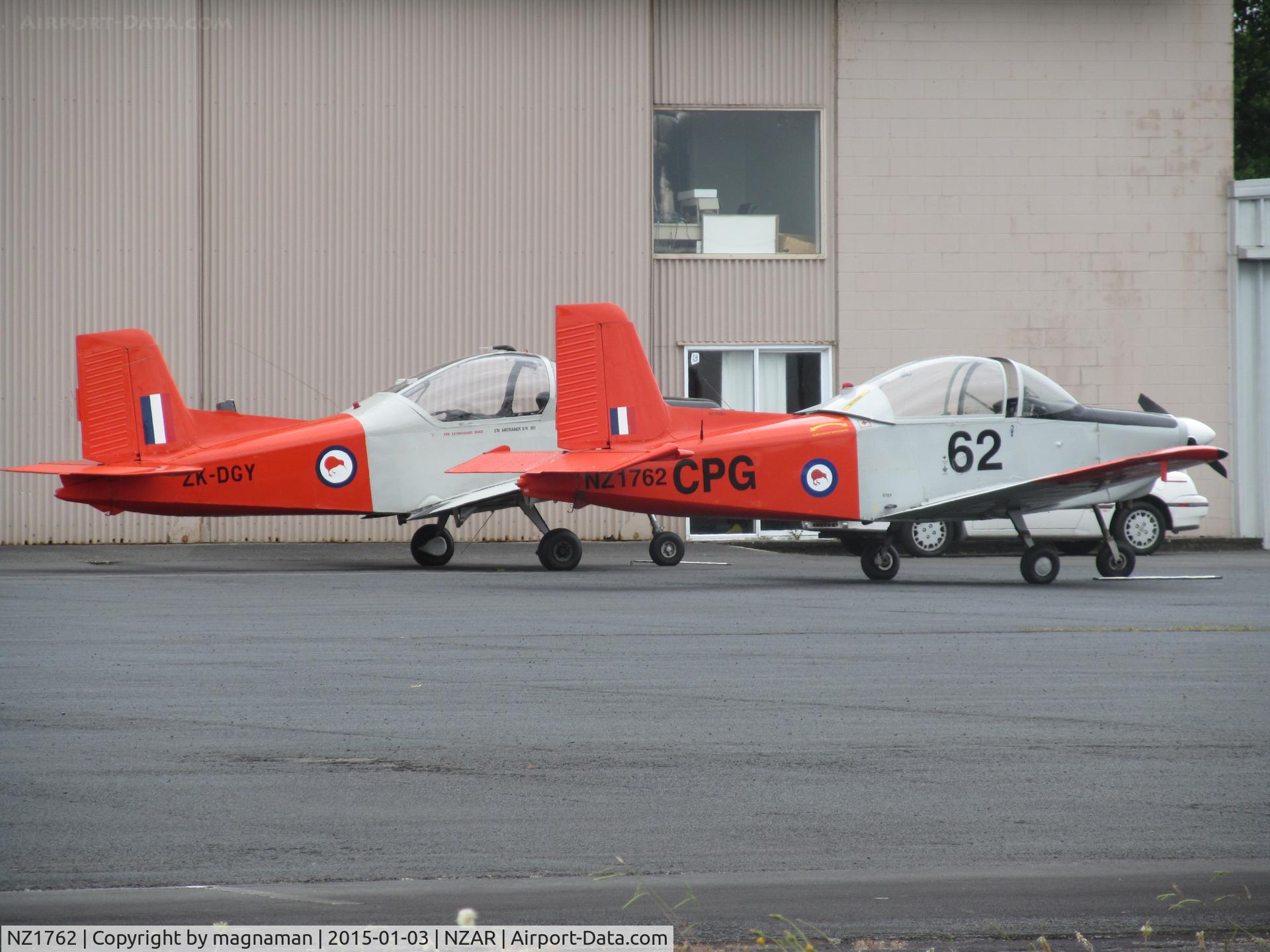 NZ1762, 1970 AESL Airtourer T6 C/N A552, Twinnies at Ardmore