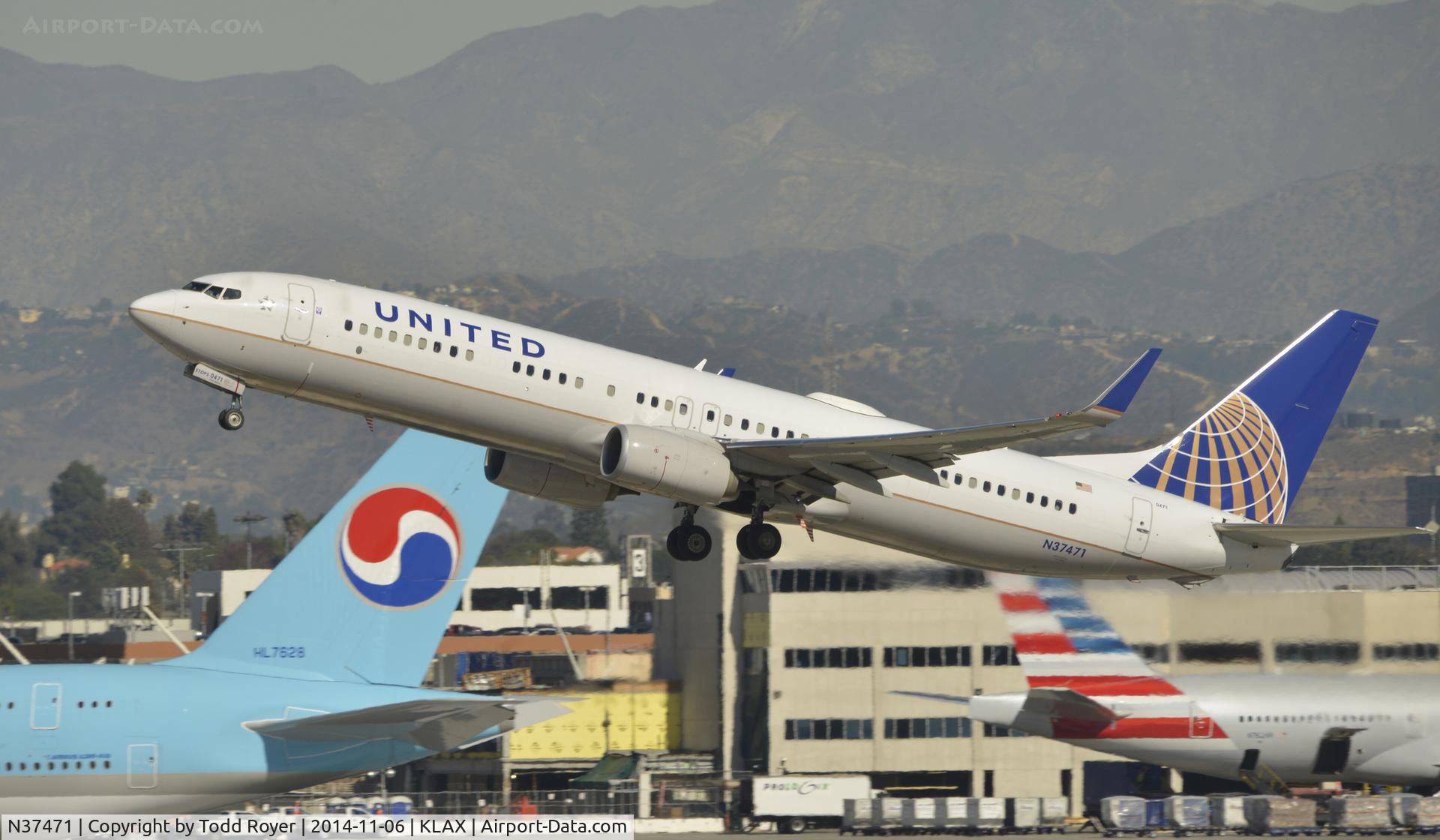 N37471, 2013 Boeing 737-924/ER C/N 37102, Departing LAX on 25R