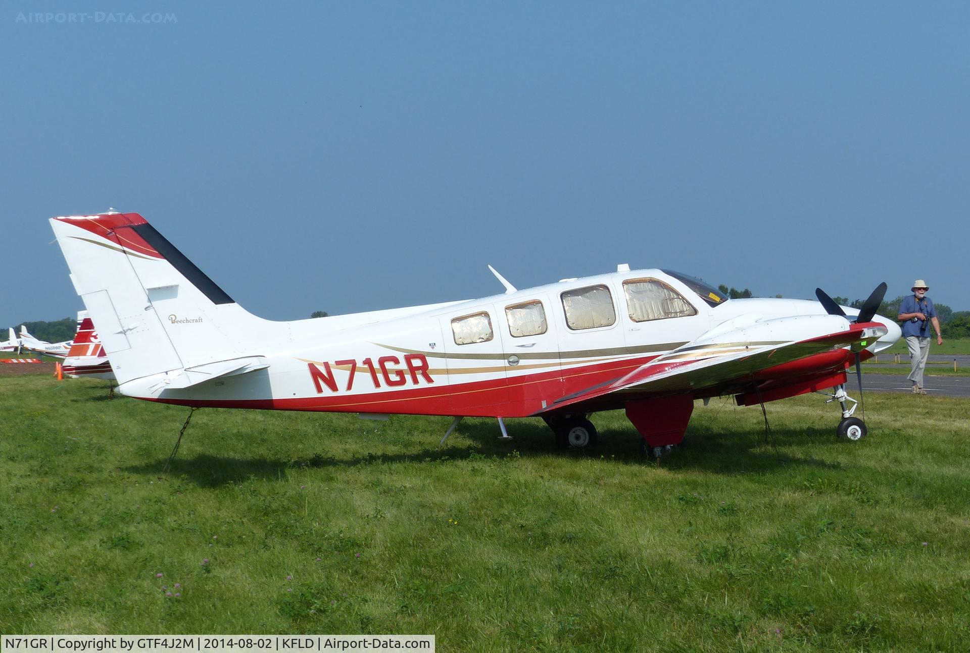 N71GR, 1976 Beech 58 Baron C/N TH784, N71GR  at Fond du Lac 2.8.14