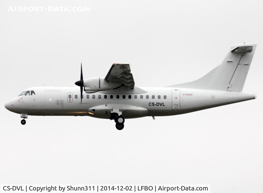 CS-DVL, 1992 ATR 42-320 C/N 333, Landing rwy 32L with additional Chalair near rear door