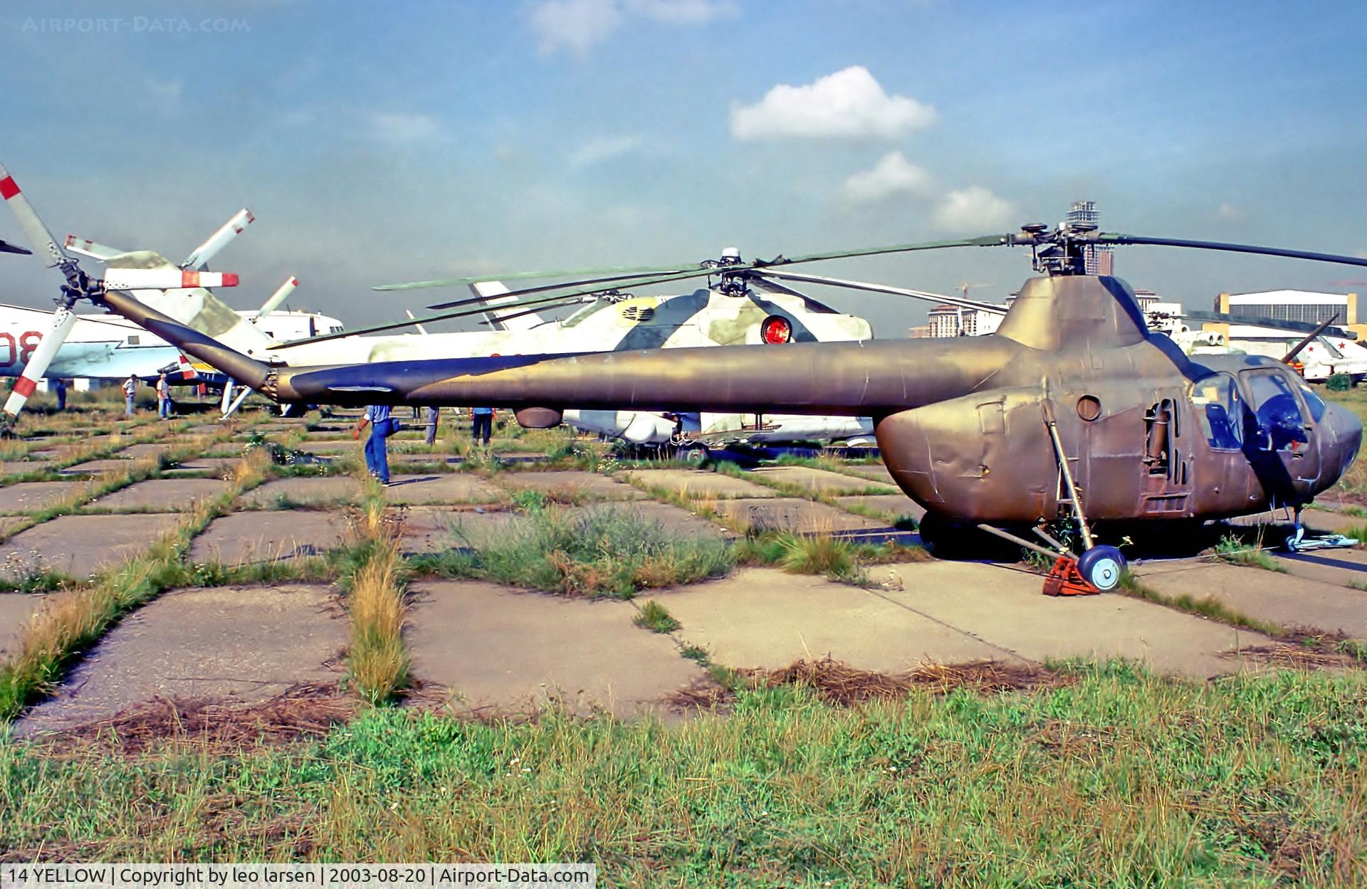 14 YELLOW, 1961 Pzl-swidnik SM-1Wb C/N 5 05 005, Khodinka Moscow 20.8.03