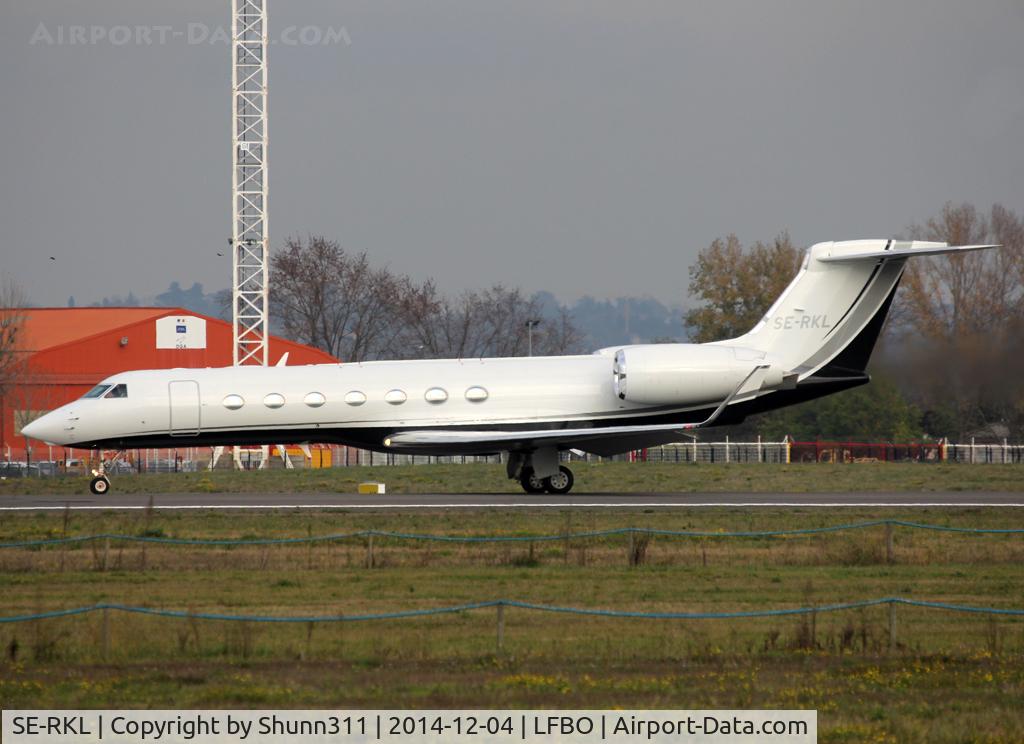 SE-RKL, 2009 Gulfstream Aerospace GV-SP (G550) C/N 5260, Ready for take off rwy 32R