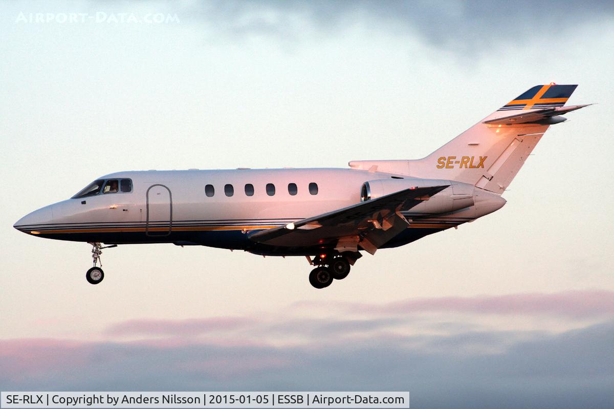 SE-RLX, 2000 Raytheon Hawker 800XP C/N 258458, On short final runway 30.