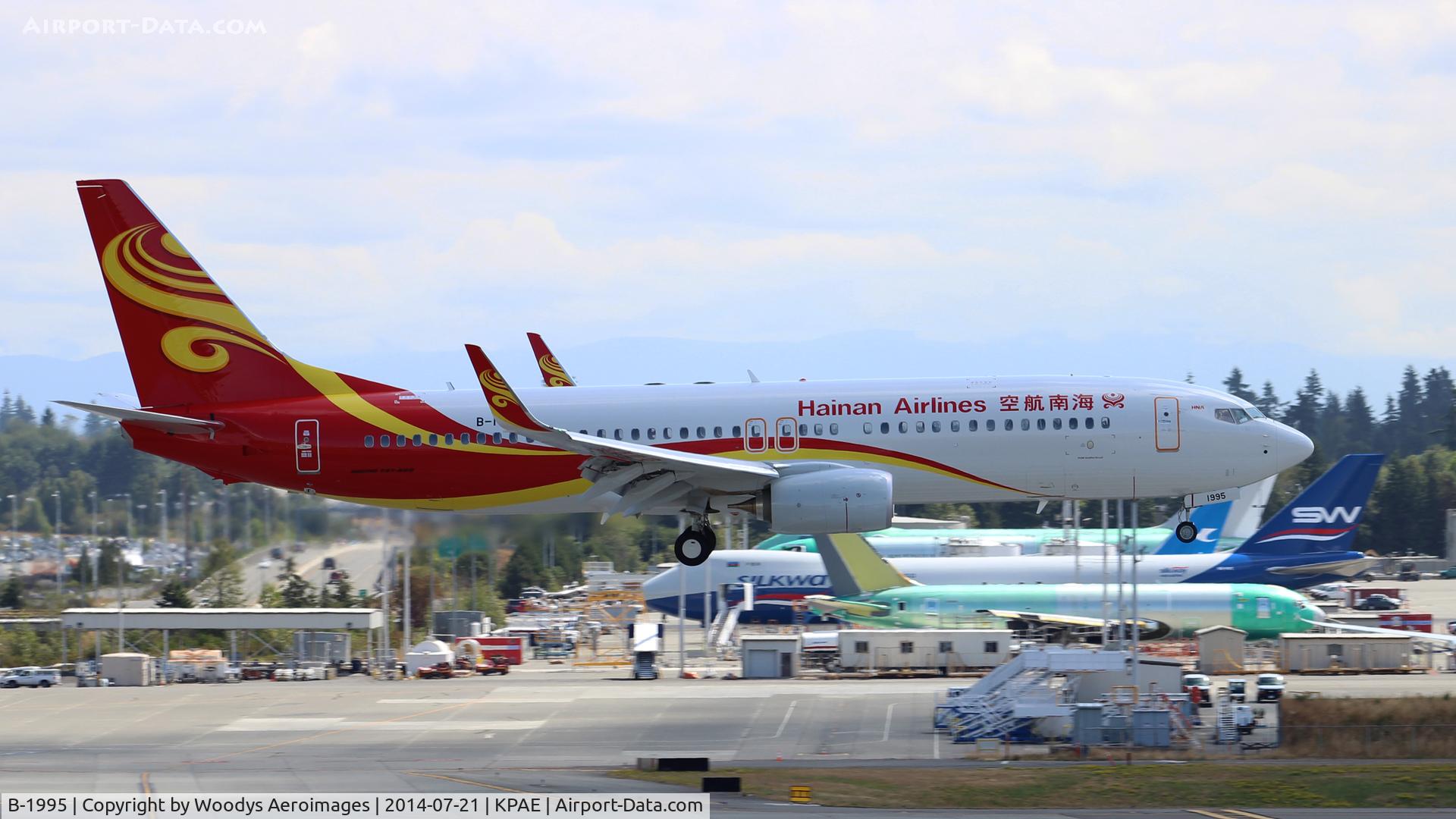 B-1995, 2014 Boeing 737-84P C/N 39213, Performing a touch-n-go at KPAE on 16R