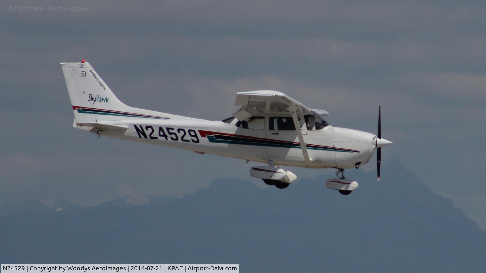 N24529, 2001 Cessna 172R C/N 17281014, Landing on 16R