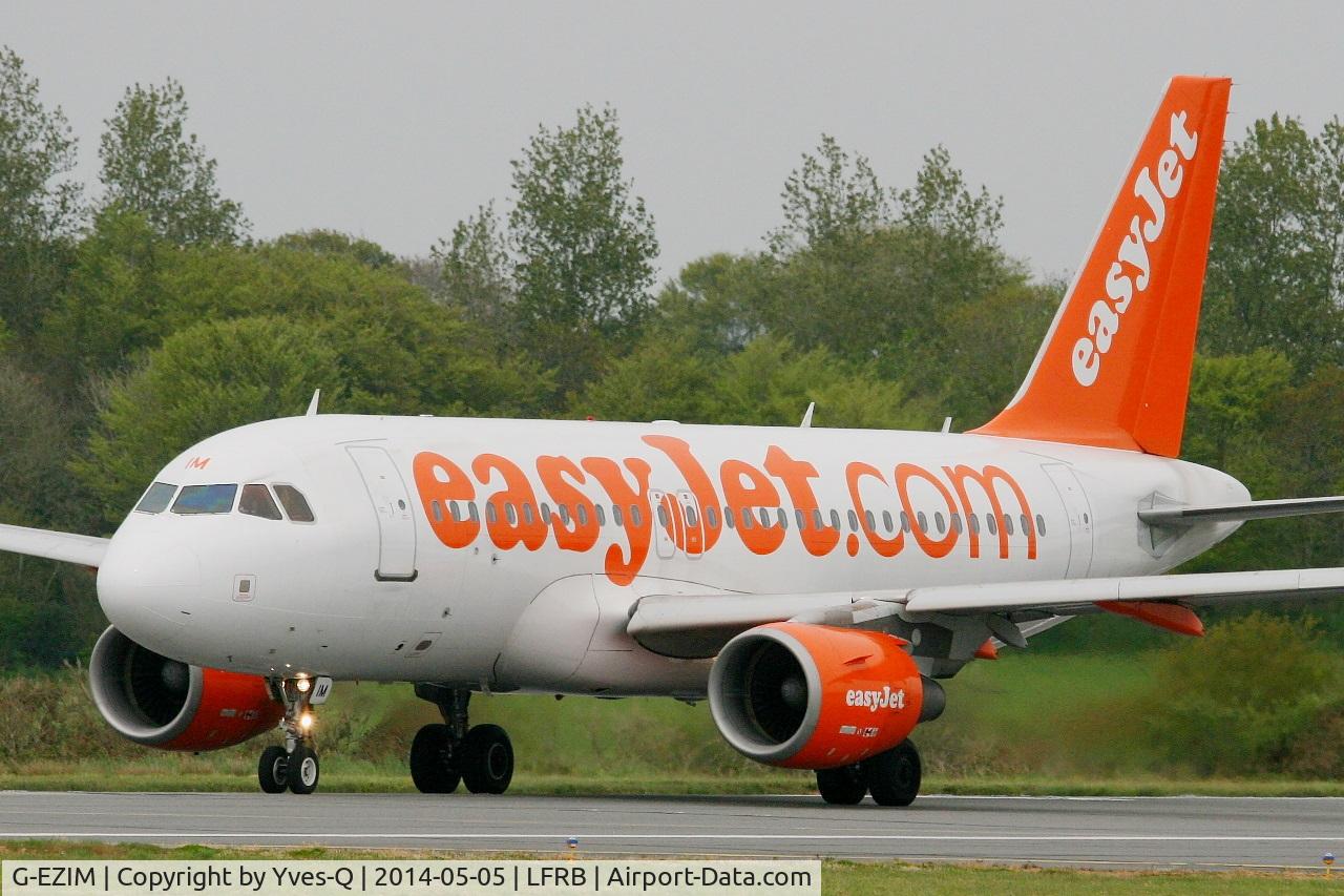 G-EZIM, 2005 Airbus A319-111 C/N 2495, A319-111, Holding point rwy 25L, Brest-Bretagne Airport (LFRB-BES)