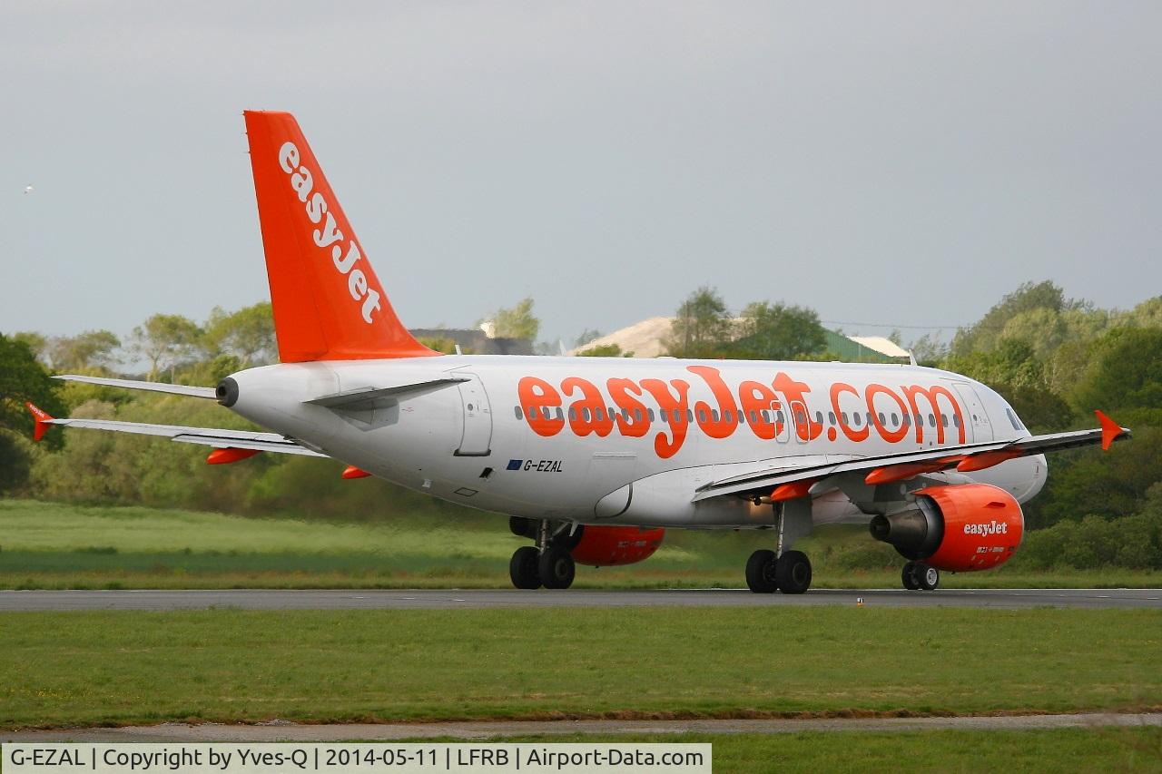 G-EZAL, 2006 Airbus A319-111 C/N 2754, Airbus A319-111,  Taxiing to holding point rwy 25L, Brest-Bretagne airport (LFRB-BES)