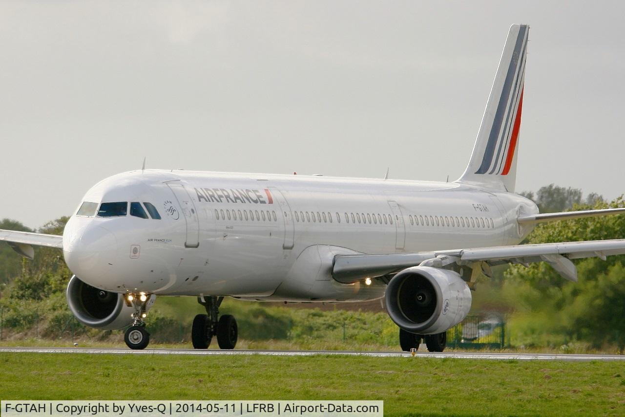 F-GTAH, 1999 Airbus A321-211 C/N 1133, Airbus A321-211, Holding point rwy 25L, Brest-Bretagne airport (LFRB-BES)