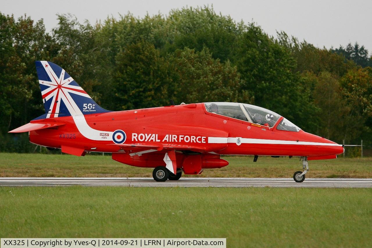 XX325, 1980 Hawker Siddeley Hawk T.1 C/N 169/312150, Royal Air Force Red Arrows Hawker Siddeley Hawk T.1, Taxiing to holding point rwy 10, Rennes-St Jacques airport (LFRN-RNS) Air show 2014