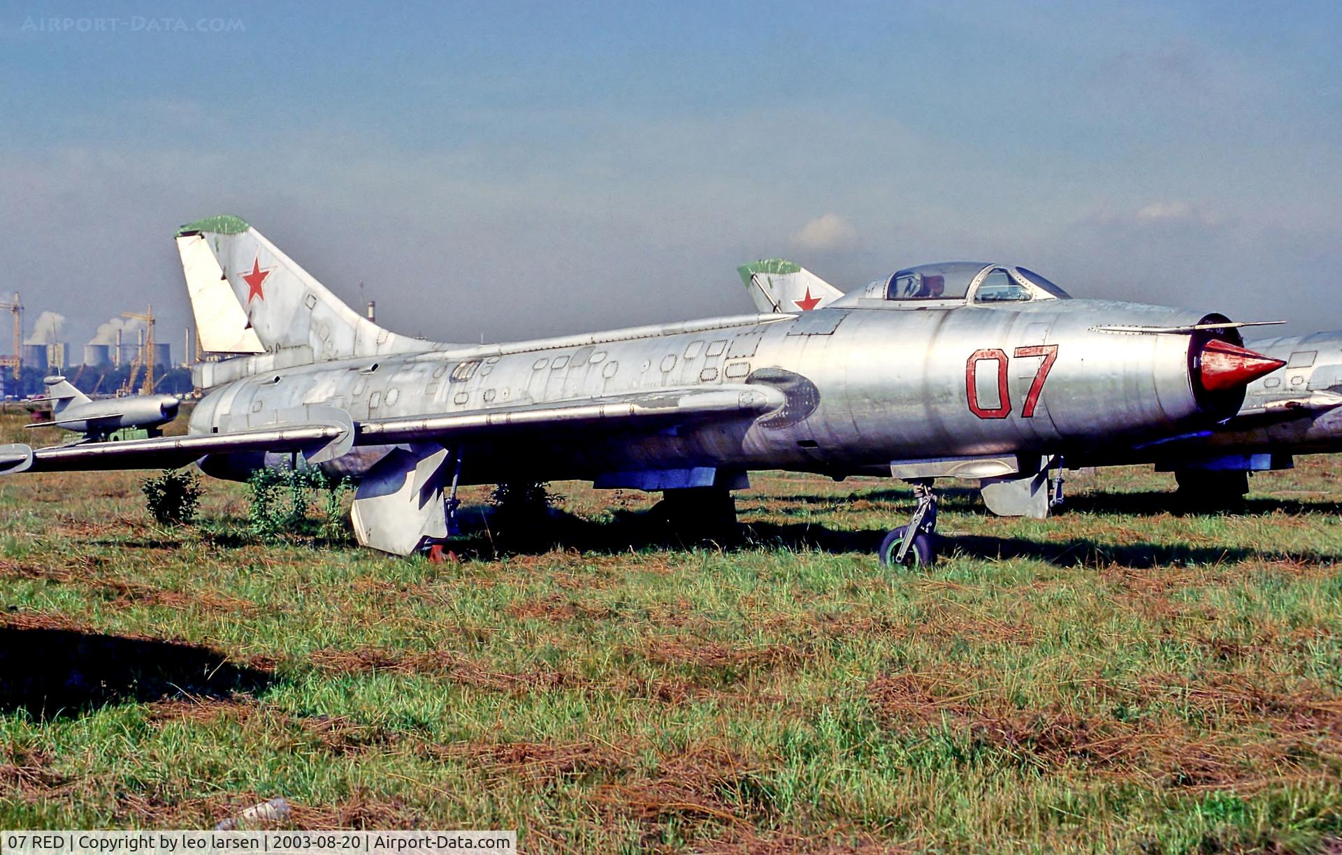07 RED, 1965 Sukhoi Su-7BKL C/N 5717, Khodinka Moscow 20.8.03