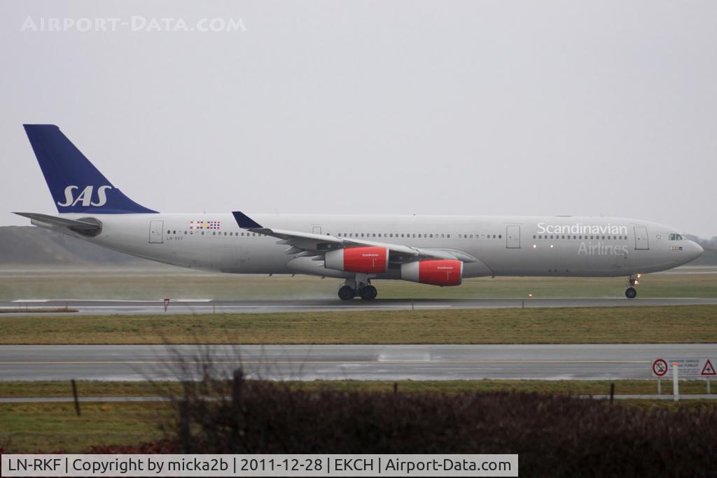 LN-RKF, 2001 Airbus A340-313X C/N 413, Take off