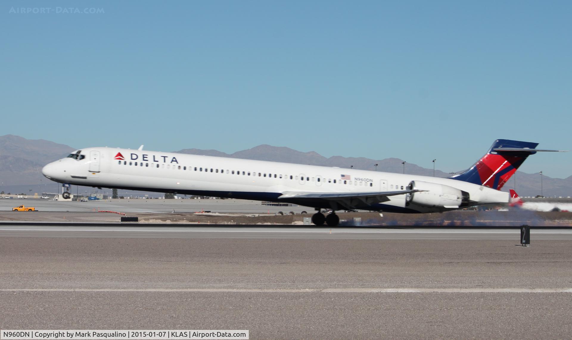 N960DN, 1998 McDonnell Douglas MD-90-30 C/N 53530, MD-90-30