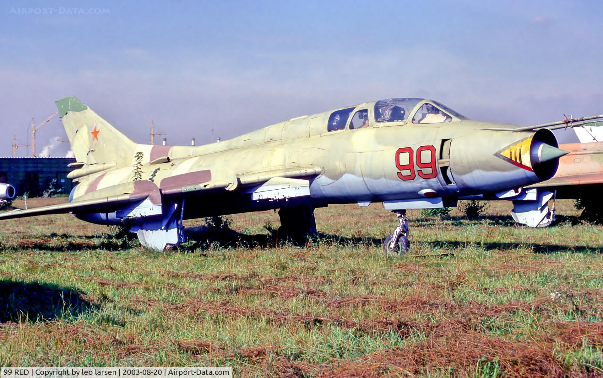 99 RED, 1975 Sukhoi Su-17UMK C/N 17532389606, Khodinka Moscow 20.8.03