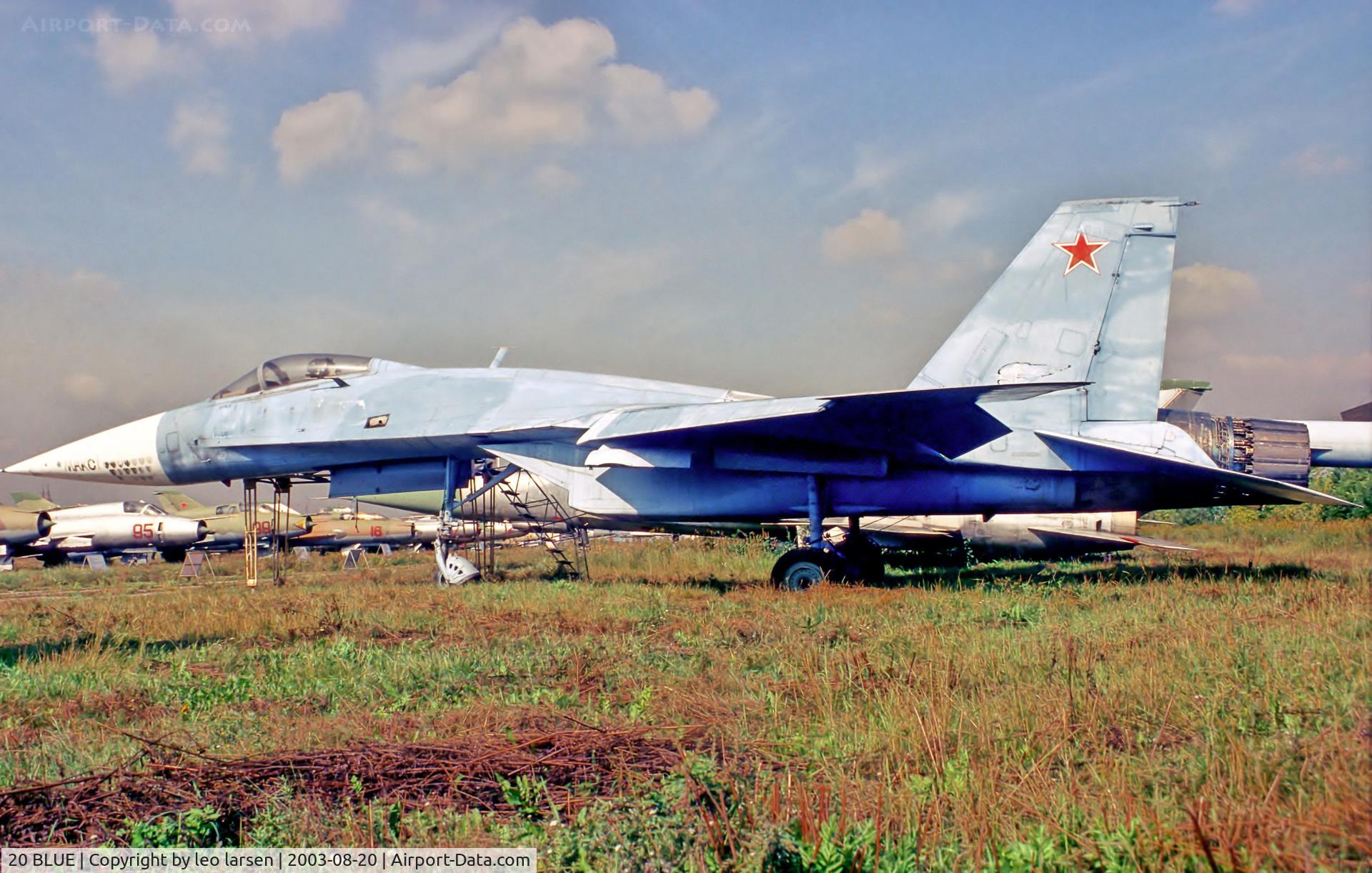20 BLUE, 1982 Sukhoi T-10-20 C/N 3691101210151, Khodinka Moscow 20.8.03