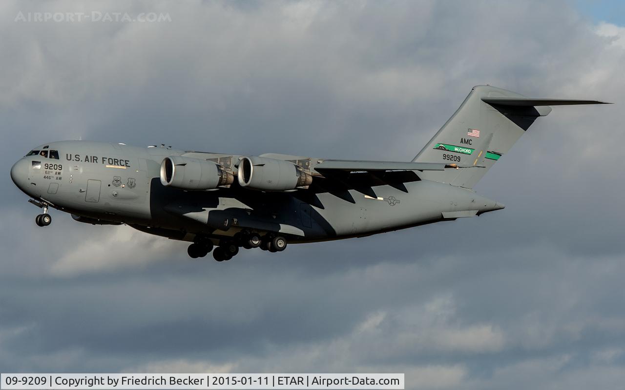 09-9209, 2009 Boeing C-17A Globemaster III C/N P-209, on final RW26