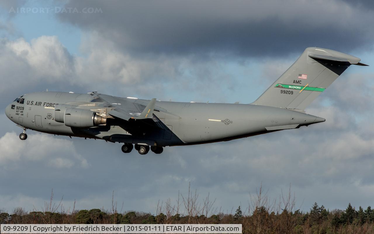 09-9209, 2009 Boeing C-17A Globemaster III C/N P-209, on final RW26