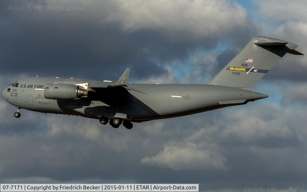 07-7171, Boeing C-17A Globemaster III C/N F-182/P-171, on final RW26