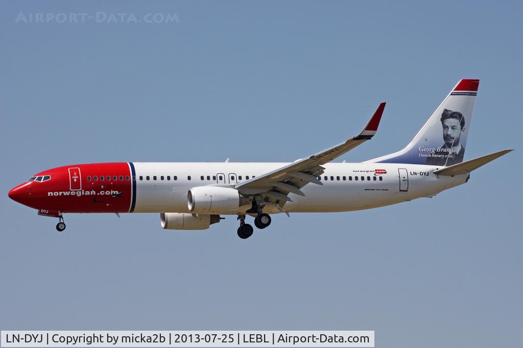 LN-DYJ, 2010 Boeing 737-8JP C/N 39045, Landing