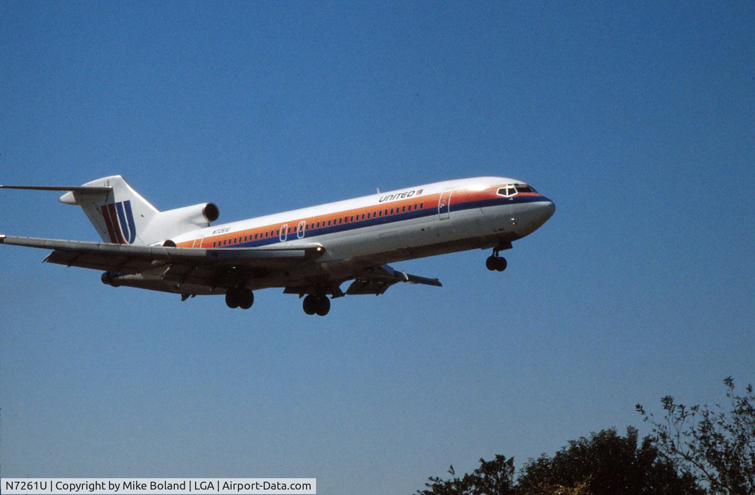 N7261U, Boeing 727-222 C/N 21408, United 727-222 N7261U at LGA Sept 1989
