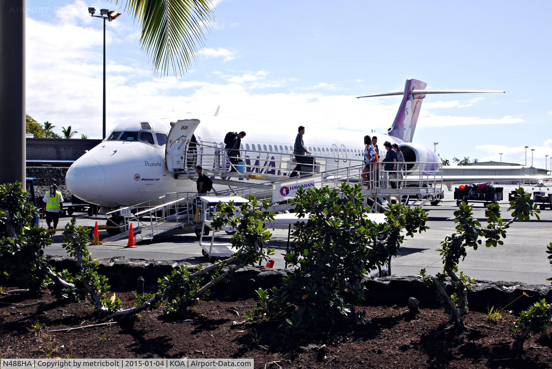 N488HA, 1999 Boeing 717-2BD C/N 55001, Passengers disembarking  at Kona