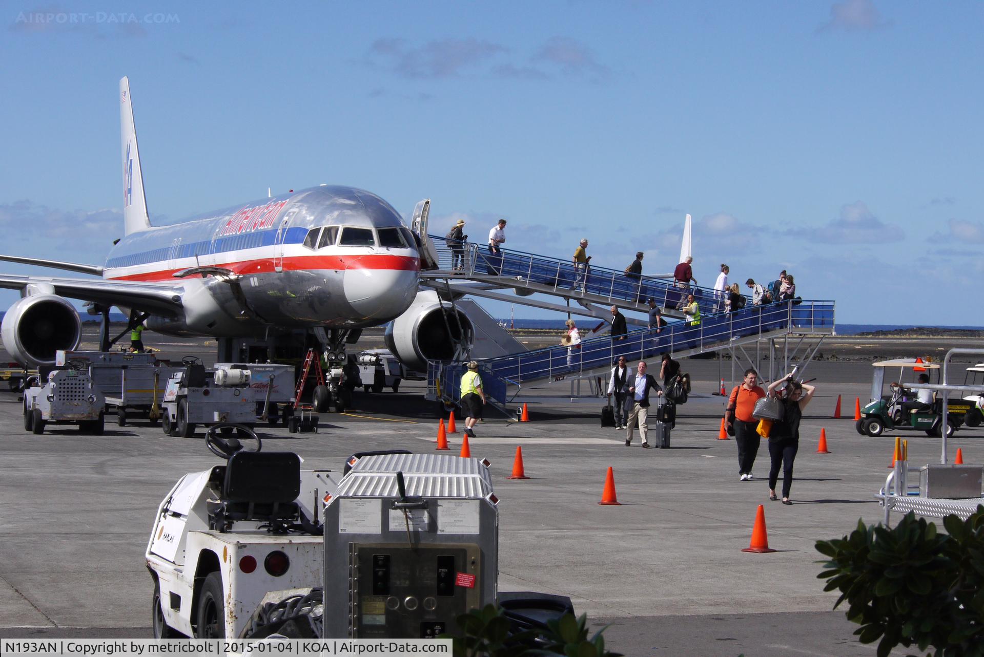 N193AN, 2001 Boeing 757-223 C/N 32387, Passengers de-planing at Kona