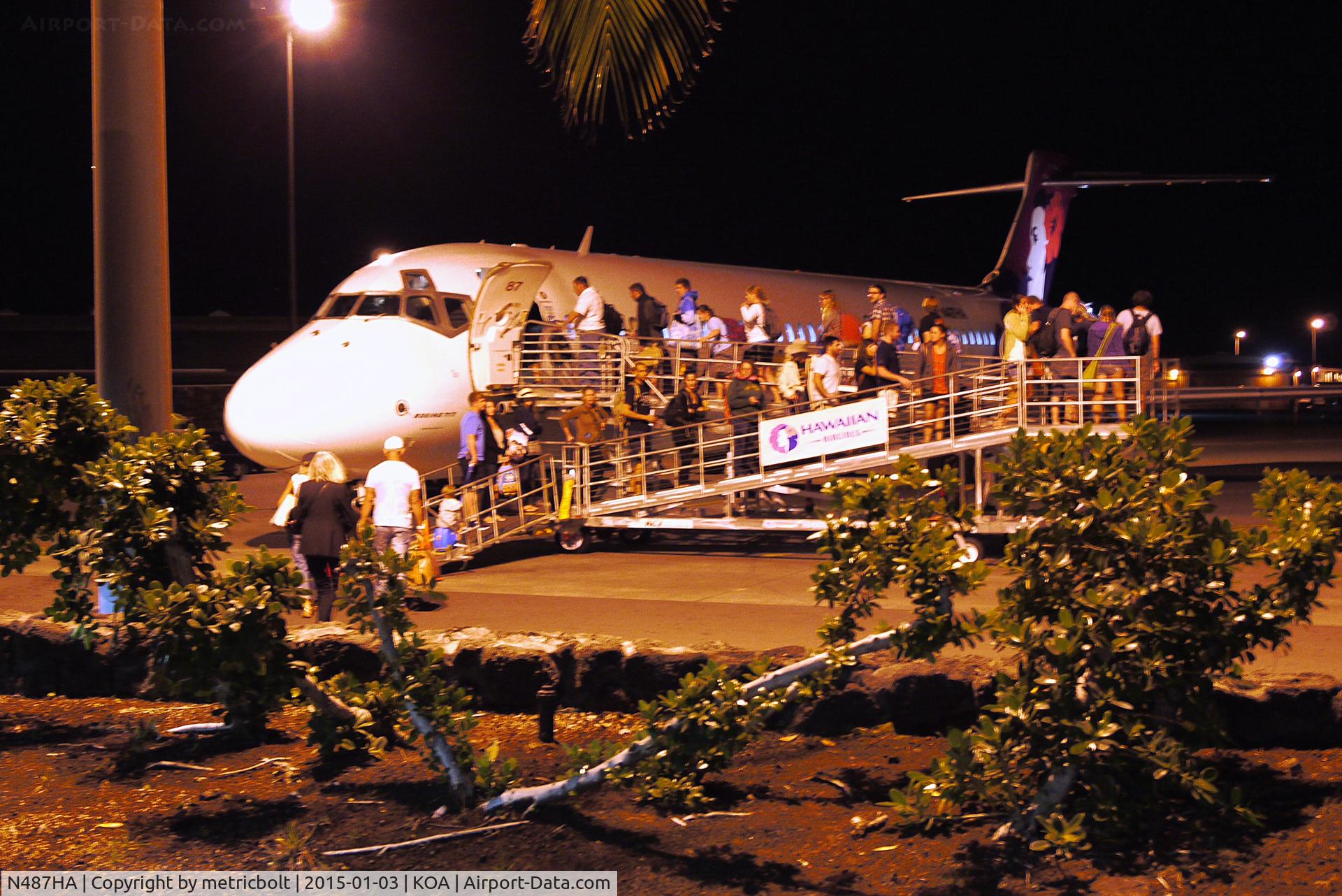 N487HA, 2001 Boeing 717-200 C/N 55132, Night departure at Kona