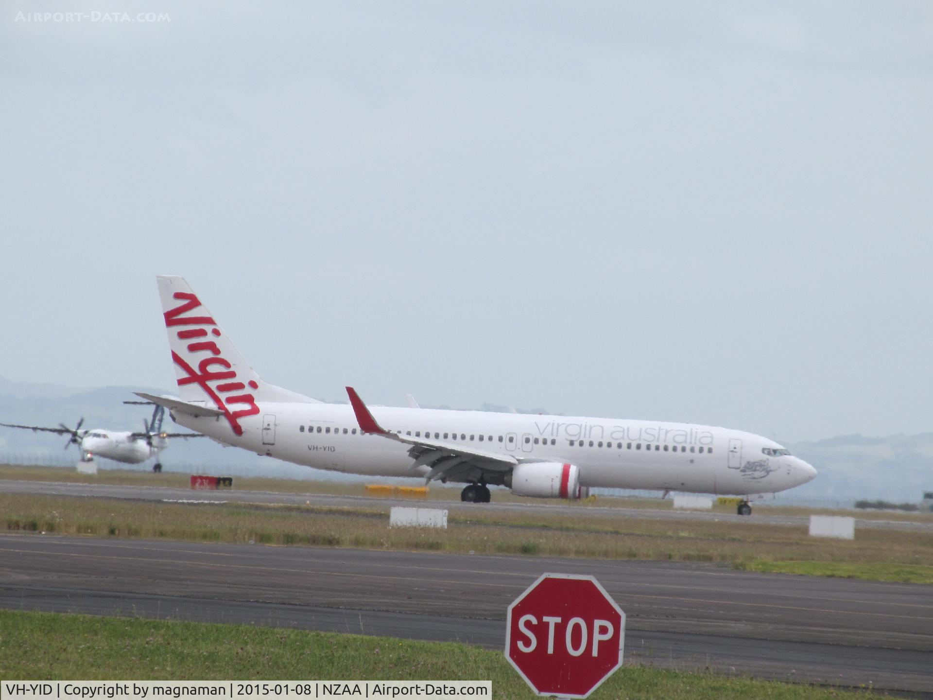 VH-YID, 2011 Boeing 737-8FE C/N 38709, turning off runway - long shot and hot!