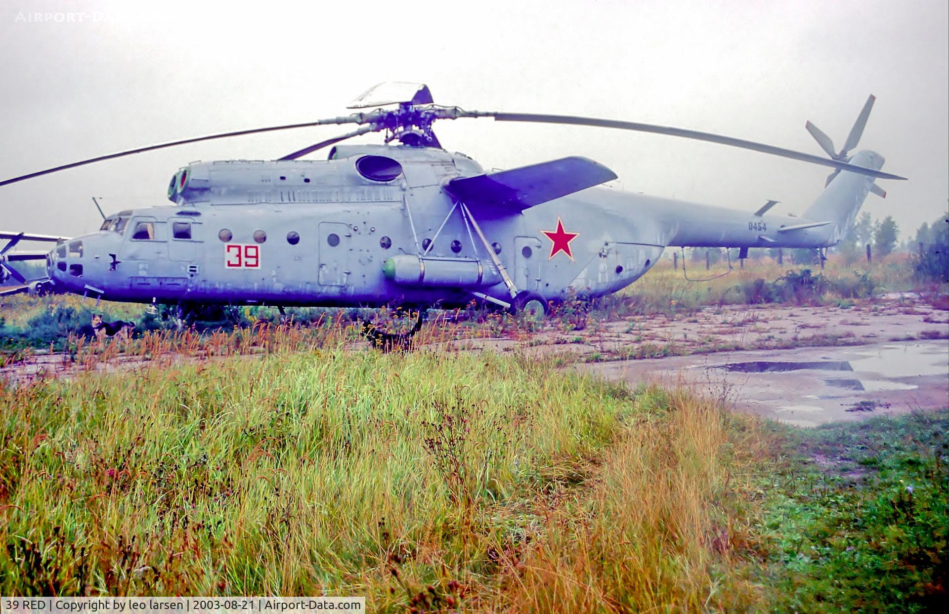 39 RED, 1974 Mil Mi-6VKP C/N 0454, Monino Moscow 21.8.03 with to dog guards.ex 46 red