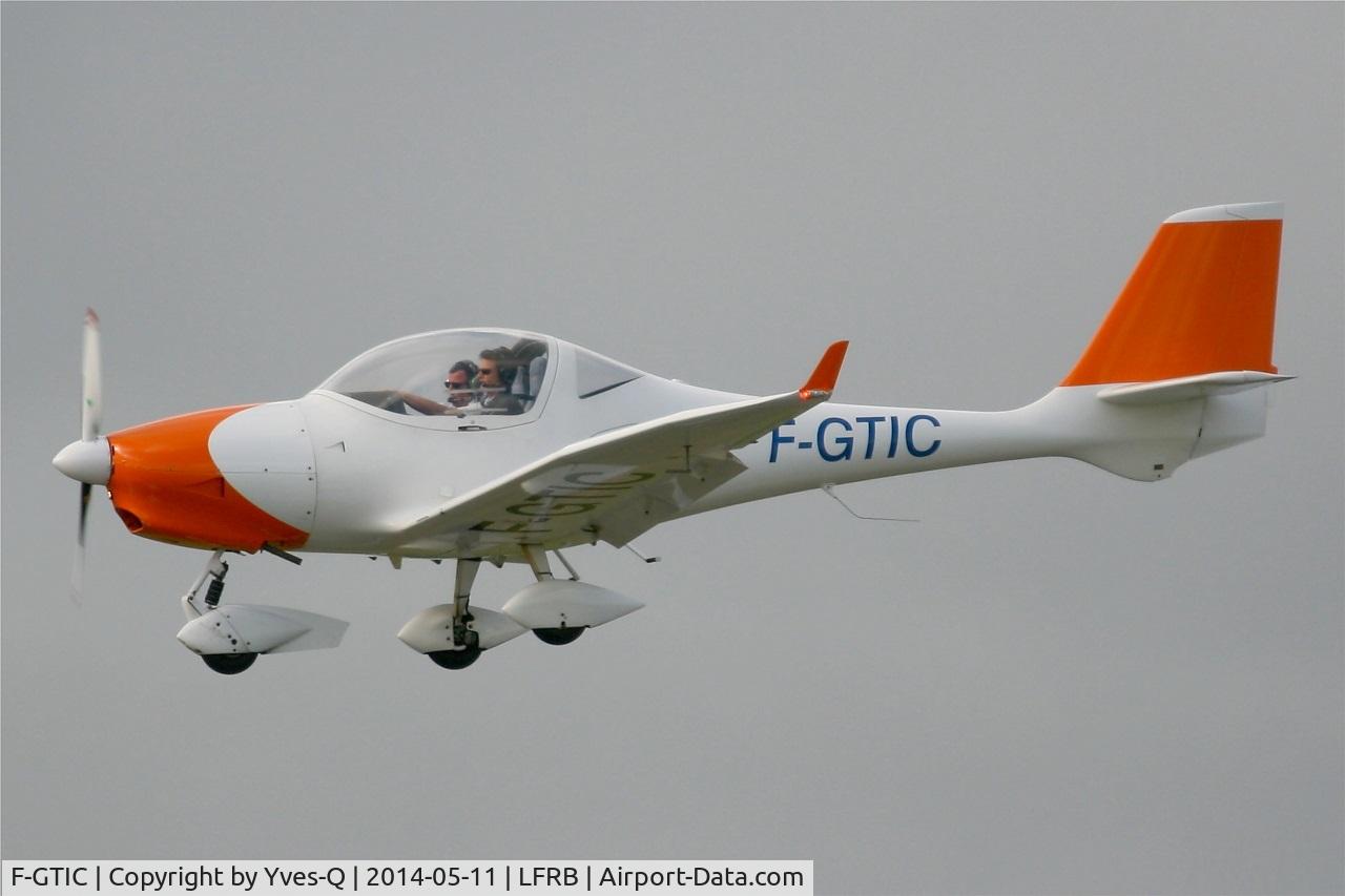 F-GTIC, 2003 Aquila A210 (AT01) C/N AT01-133, Aquila A210 (AT01), Short approach rwy 25L, Brest-Bretagne airport (LFRB-BES)