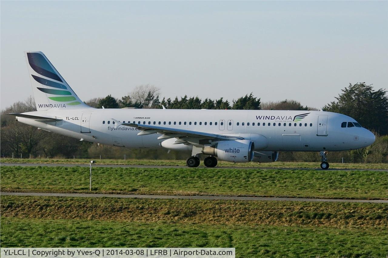 YL-LCL, 1995 Airbus A320-214 C/N 533, Airbus A320-214, Taxiing to holding point rwy 25L, Brest-Bretagne airport (LFRB-BES)