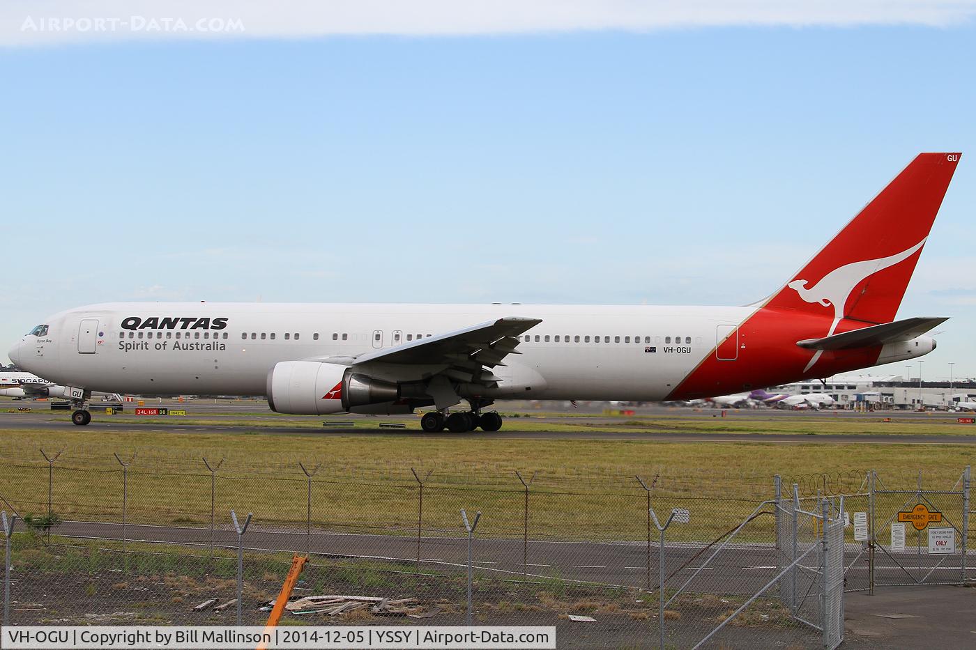 VH-OGU, 1998 Boeing 767-338 C/N 29118, TAXI TO 34R