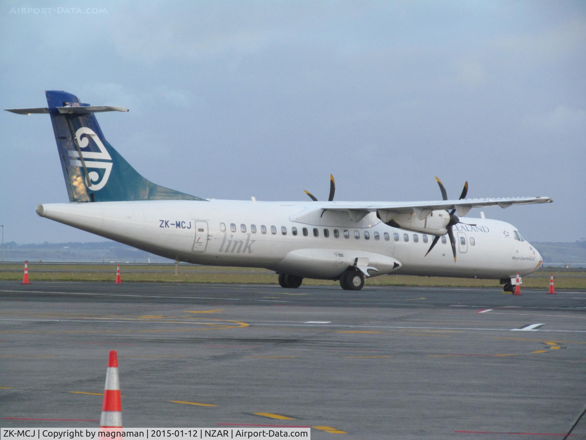ZK-MCJ, 1999 ATR 72-212A C/N 624, on domestic apron