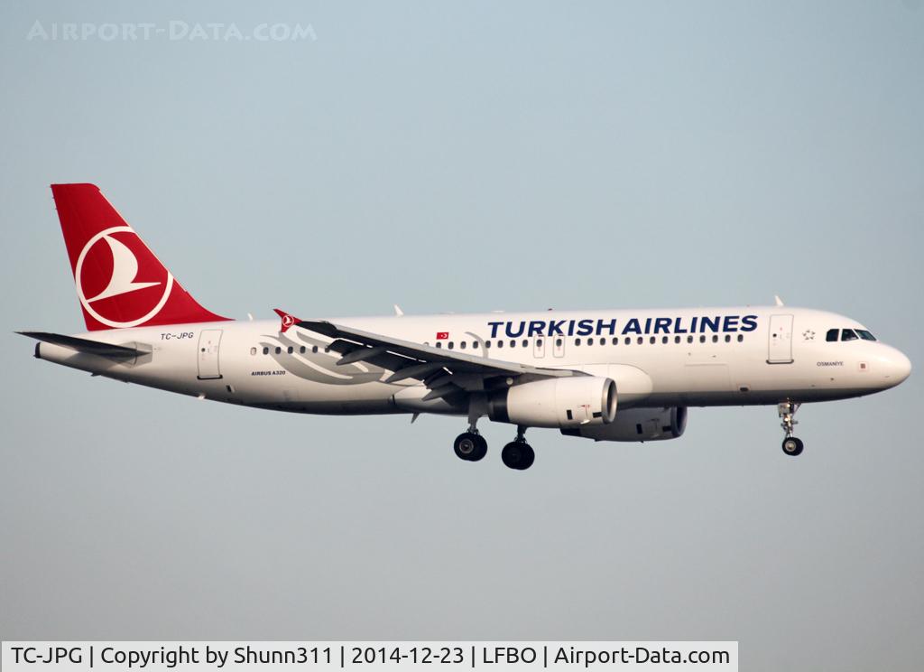 TC-JPG, 2007 Airbus A320-232 C/N 3010, Landing rwy 14L in new c/s