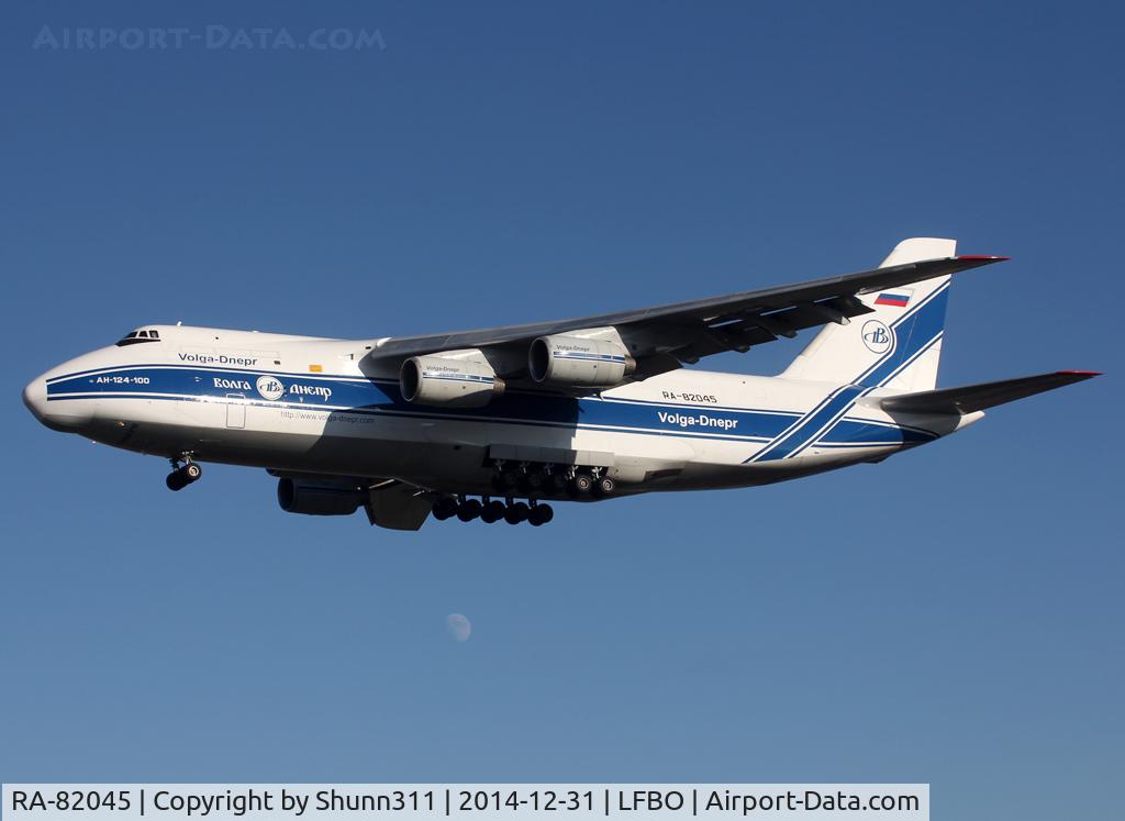 RA-82045, 1991 Antonov An-124-100 Ruslan C/N 9773052255113, Landing rwy 32L