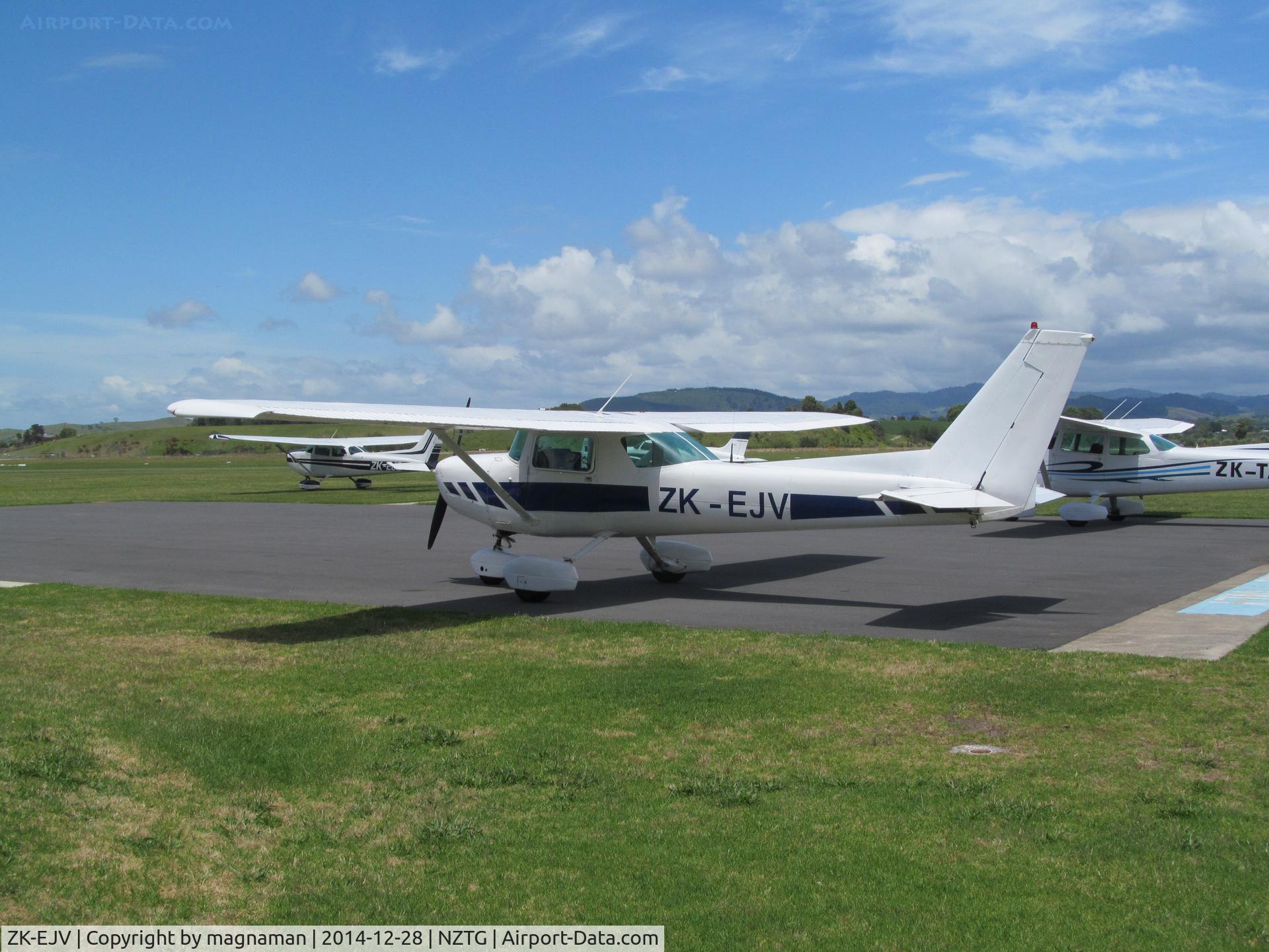 ZK-EJV, Cessna A152 Aerobat C/N A1520751, on flying club apron